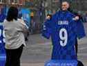 Les fans prennent des images à l'entrée de Stamford Bridge, le stade du Chelsea Football Club à Londres, en Grande-Bretagne, le 3 mars. 
