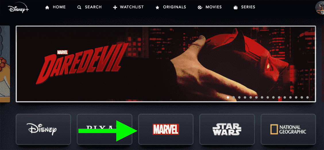 Une flèche pointe vers le bouton Marvel dans Disney Plus, sous le logo Daredevil