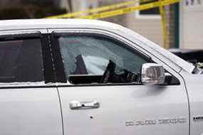 Un trou de balle et une vitre brisée dans un camion garé dans l'allée d'une maison résidentielle située au 374 Heath Rd.  dans le quartier de Riverbend, au sud-ouest d'Edmonton, le lundi 14 mars 2022, où la police enquête sur une fusillade.