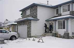 La police d'Edmonton enquête sur une fusillade dans une résidence située au 374 Heath Rd.  dans le quartier de Riverbend, au sud-ouest d'Edmonton, le lundi 14 mars 2022.