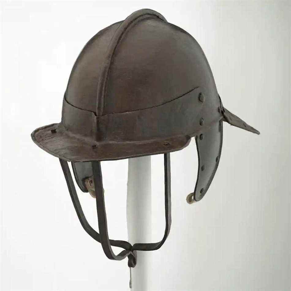 Les articles donnés à Moscou comprenaient un casque de cavalerie - Royal Armouries Collections