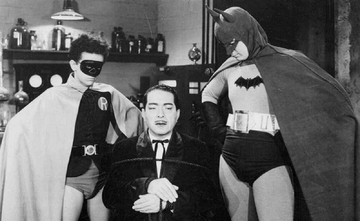 Batman et Robin se tiennent au-dessus du cerveau japonais Doctor Daka (joué notamment par l'acteur non japonais J. Carrol Naish) dans la série Batman de 1943