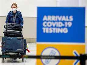 Un signe pour les tests COVID-19 à l'aéroport Pearson de Toronto.