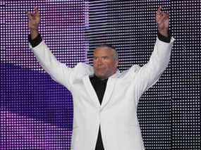 Scott Hall alias Razor Ramon prend la parole lors de l'intronisation au Temple de la renommée de la WWE au Smoothie King Center de la Nouvelle-Orléans le 5 avril 2014.
