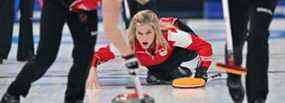La Canadienne Jennifer Jones livre lors du tournoi à la ronde féminin de la compétition de curling des Jeux olympiques d'hiver de Beijing 2022 entre le Canada et la Chine au Centre national aquatique de Beijing le 16 février 2022. LILLIAN SUWANRUMPHA/AFP via Getty Images