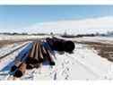 Un dépôt d'approvisionnement desservant le pipeline de pétrole brut Keystone XL est inactif à Oyen, en Alberta, le 1er février 2021. 