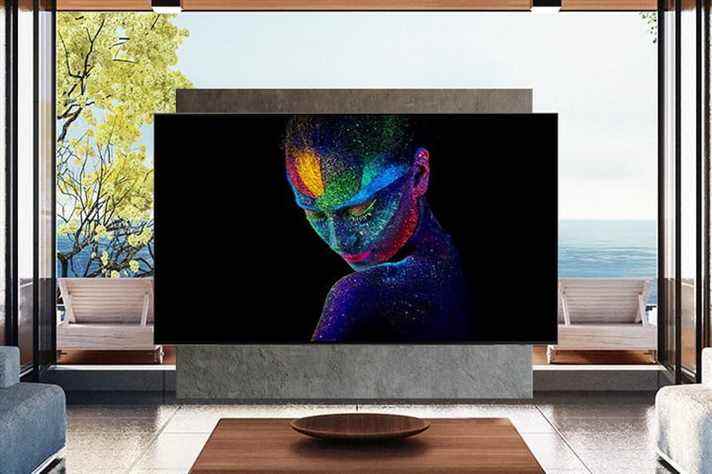 2022 Samsung OLED TV S95B vu fixé au mur devant les fenêtres.