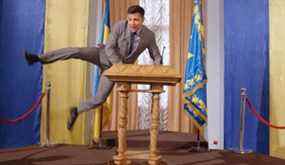 Le président ukrainien Volodymyr Zelenskyy était à l'origine un acteur dont la star politique n'a commencé à monter qu'après avoir joué le président ukrainien dans une série comique satirique intitulée Servant of the People.  Le canadien Netflix vient d'ajouter la série à sa sélection de streaming.