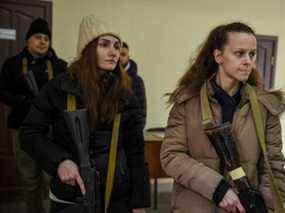 Des civils qui se sont portés volontaires pour rejoindre les Forces de défense territoriales s'entraînent aux armes, à la suite de l'invasion de l'Ukraine par la Russie, à Odessa, en Ukraine, le 11 mars