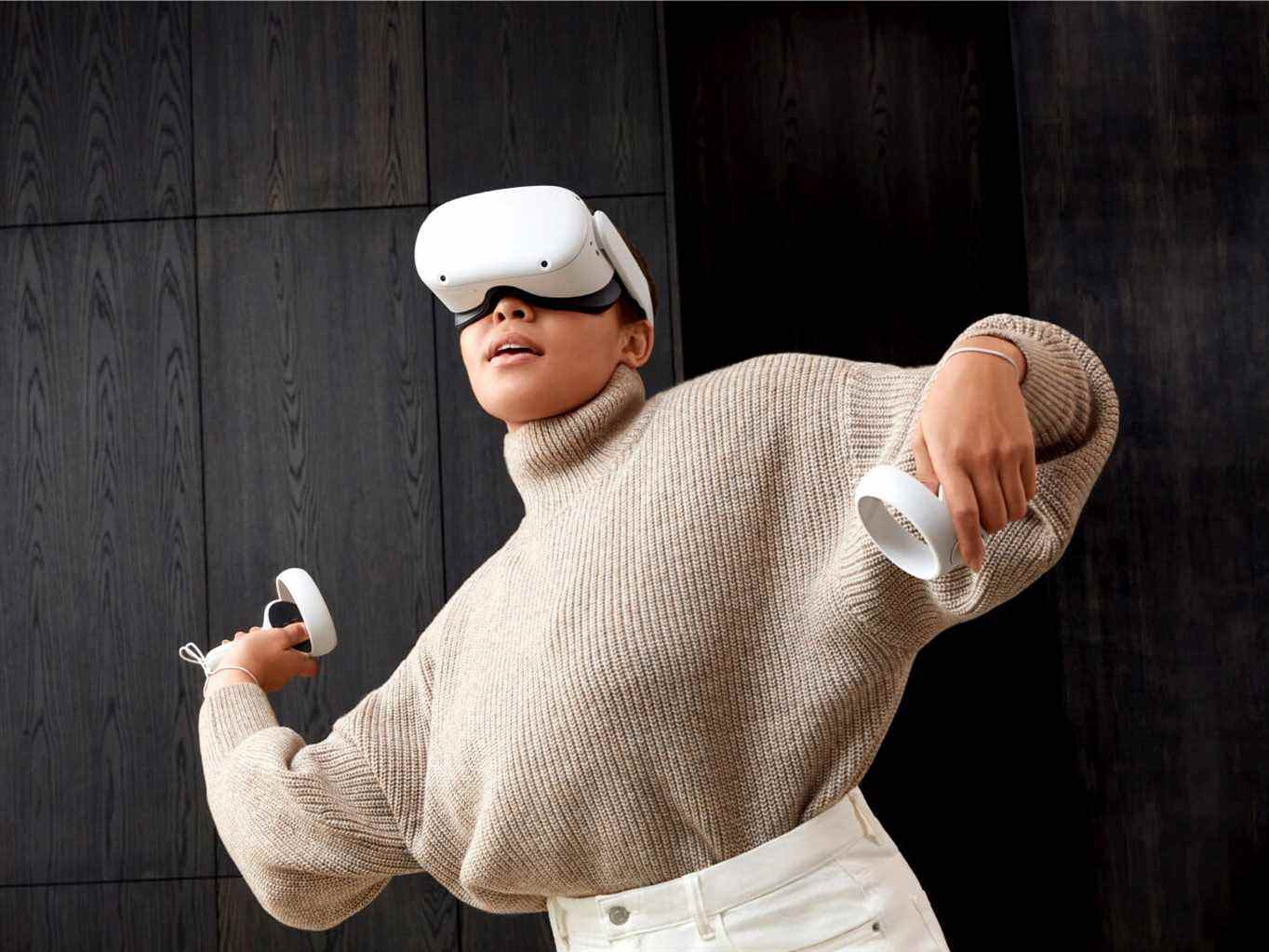 Femme jouant à un jeu VR dans Meta Quest 2