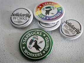 Des boutons montrant le soutien à un syndicat Starbucks sont visibles dans les bureaux de Workers United, une filiale du Service Employees International Union, à Buffalo, New York.