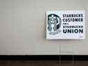 Un signe montrant le soutien à un syndicat Starbucks dans les bureaux de Workers United à Buffalo, New York.