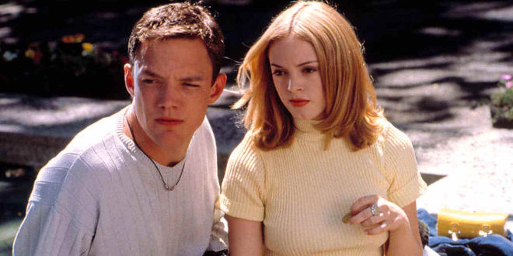 Stu (Matthew Lillard) et Tatum (Rose McGowan) assis devant l'école dans Scream
