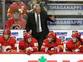 L'entraîneur-chef des Flames de Calgary, Darryl Sutter, fait des gestes lors d'un match contre les Sabres de Buffalo au Scotiabank Saddledome de Calgary le vendredi 18 mars 2022.
