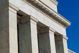 gros plan détaillé des colonnes de la Réserve fédérale à Washington, DC.