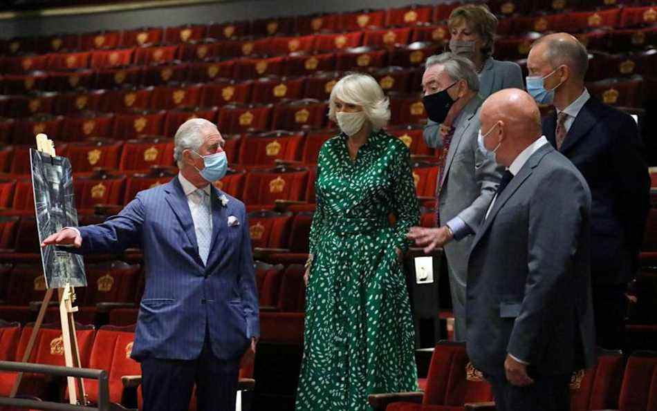 Le prince Charles et la duchesse de Cornouailles parlent à Lord et Lady Lloyd Webber lors d'une visite au Theatre Royal de Londres l'été dernier - Tim P Whitby/Pool via Reuters