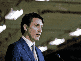 Le premier ministre Justin Trudeau s'adresse aux journalistes lors d'un événement à Alliston, en Ontario, le 16 mars 2022.