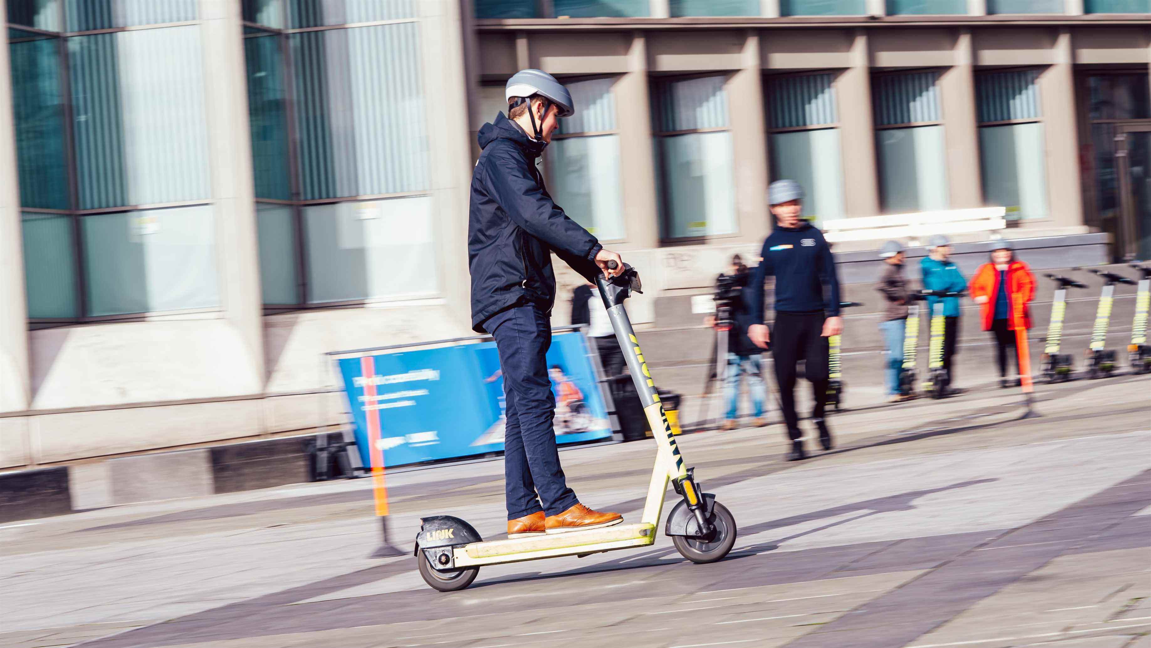 Homme chevauchant un scooter électrique Superpedestrian LINK