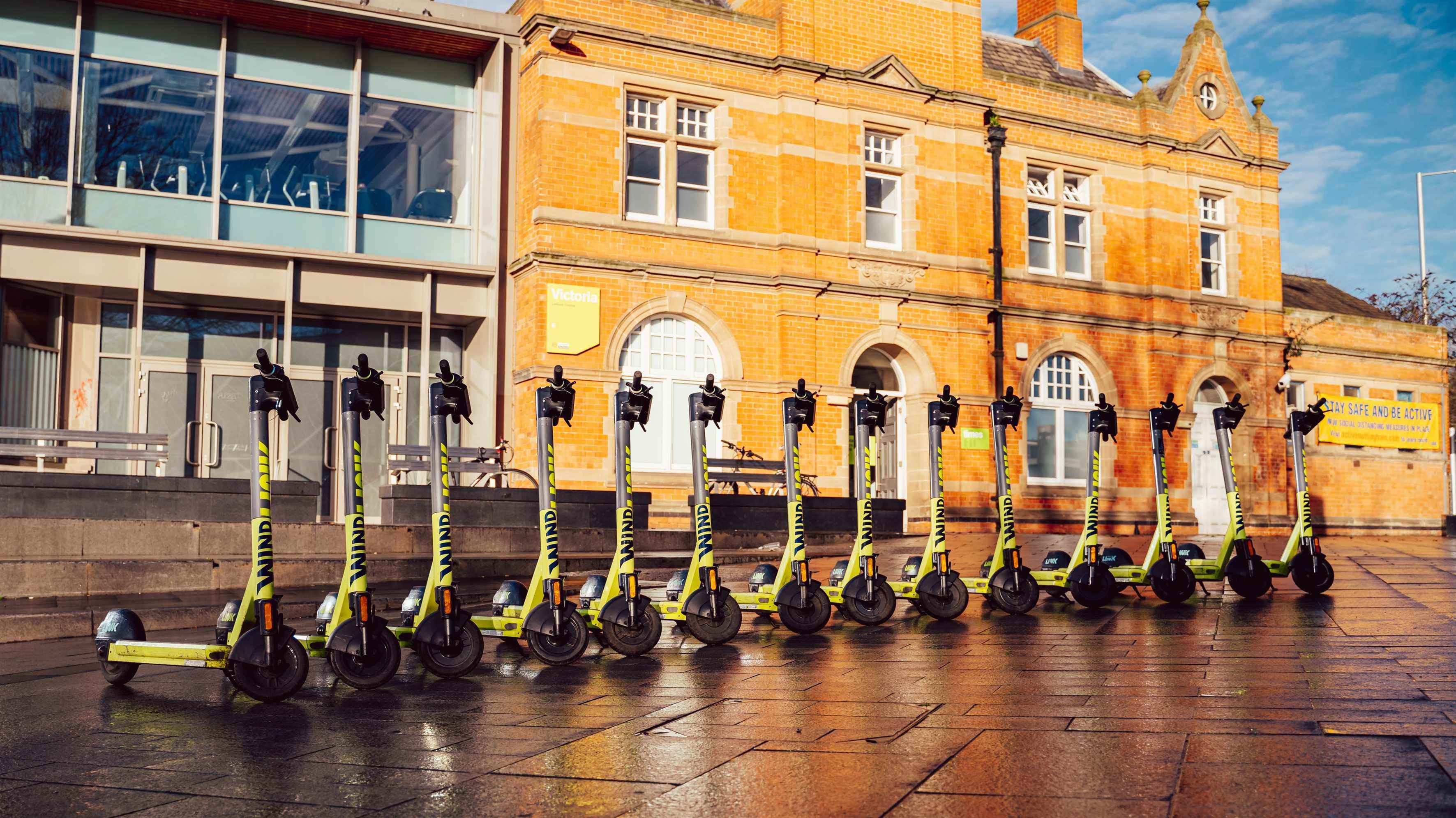14 scooters électriques Superpedestrian LINK alignés