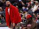 Drake assiste à un match NBA de pré-saison entre les Raptors de Toronto et les Rockets de Houston le 11 octobre 2021.  