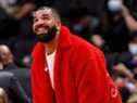 Drake assiste à un match de pré-saison de la NBA entre les Raptors et les Rockets à la Scotiabank Arena de Toronto, le 11 octobre 2021.