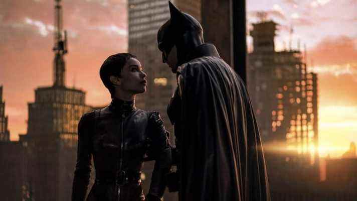 Batman parle à Catwoman dans The Batman.