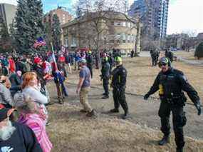 La police de Calgary nettoie le Central Memorial Park à la suite de rassemblements de manifestants anti-mandat et de contre-manifestants le samedi 19 mars 2022.