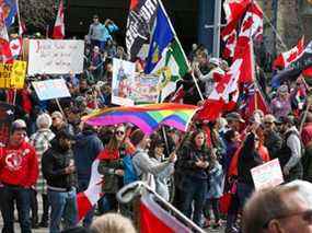 Des manifestants anti-mandat marchent jusqu'à l'hôtel de ville de Calgary le samedi 19 mars 2022. Les manifestants se sont réunis à Central Memorial Park, puis ont marché sur les trottoirs jusqu'à l'hôtel de ville.