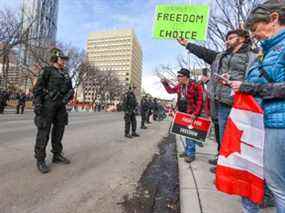 La police de Calgary maintient Macleod Trail ouvert à la circulation alors que les manifestants anti-mandat se rassemblent devant l'hôtel de ville le samedi 19 mars 2022. Les manifestants se sont rencontrés au Central Memorial Park, puis ont marché sur les trottoirs jusqu'à l'hôtel de ville.