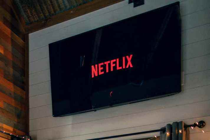 Écran de démarrage Netflix sur un téléviseur mural.