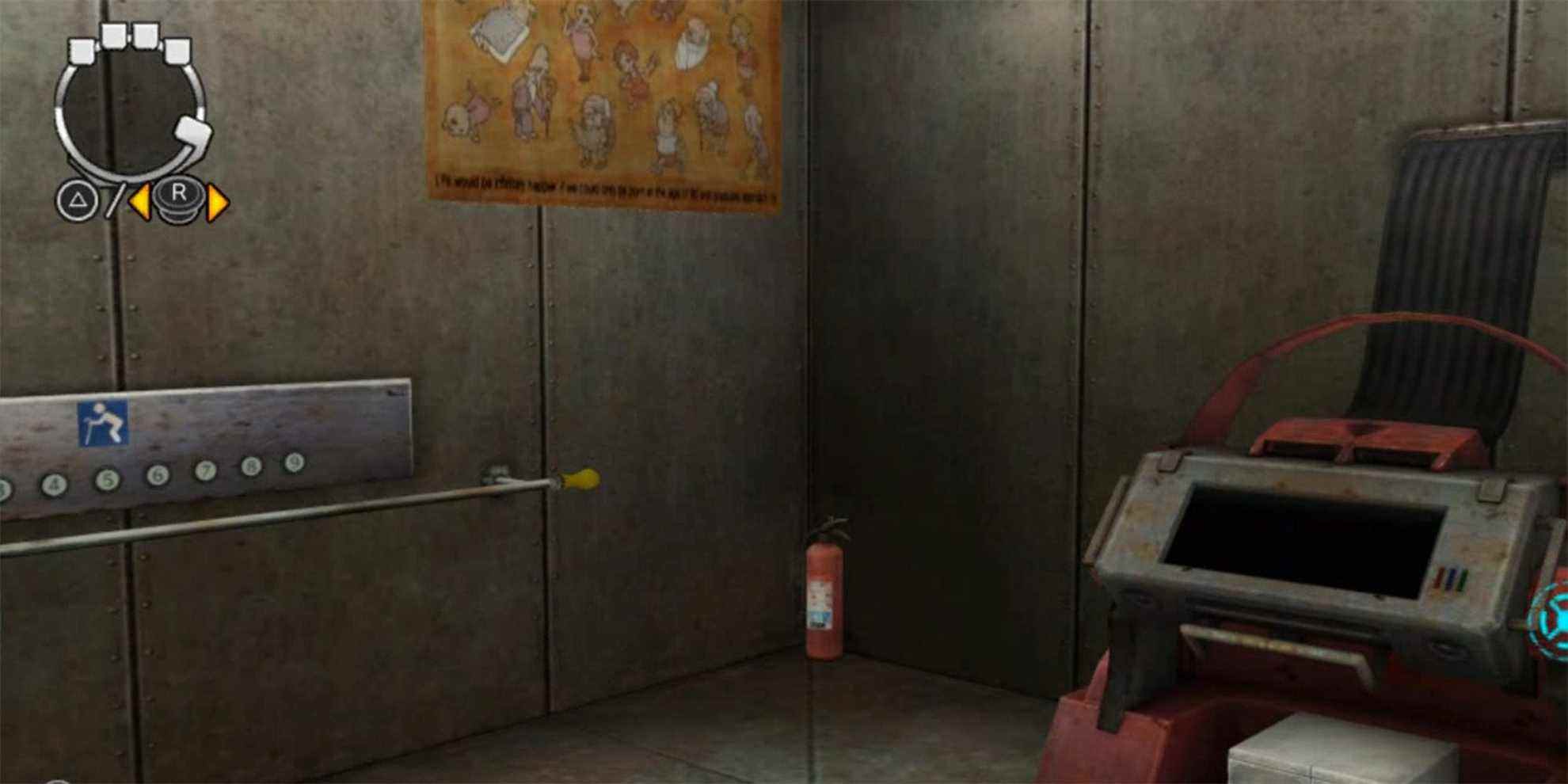 le mur droit de l'ascenseur, avec une machine rouge, un extincteur, une rampe de guidon et une affiche