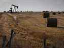 Un vérin de pompage fonctionne à la tête d'un puits sur une installation pétrolière et gazière près de Cremona, en Alberta.