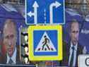PHOTO DE FICHIER: Des panneaux avec des portraits du président russe Vladimir Poutine sont vus dans une rue de Simferopol, en Crimée, le 11 mars 2022. REUTERS / Alexey Pavlishak / File Photo
