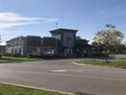 L'unité des homicides de la police de Toronto enquête sur la mort par balle d'un homme survenue tard mercredi dans le stationnement à côté de ce Boston Pizza sur Cinemart Dr. à Scarborough, le jeudi 14 octobre 2021.  
