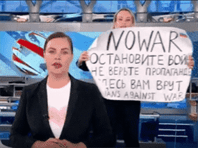 Une femme identifiée plus tard comme étant Marina Ovsyannikova, une employée de la chaîne, interrompt une émission d'information lundi sur la chaîne de télévision publique russe Channel One avec un message anti-guerre.
