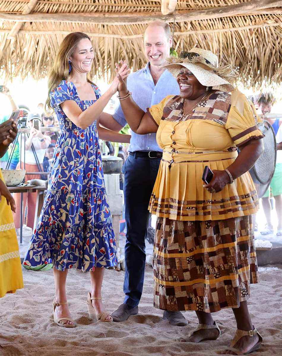 Kate et William rayonnants apprécient la danse à Hopkins, au Belize.  (Getty Images)