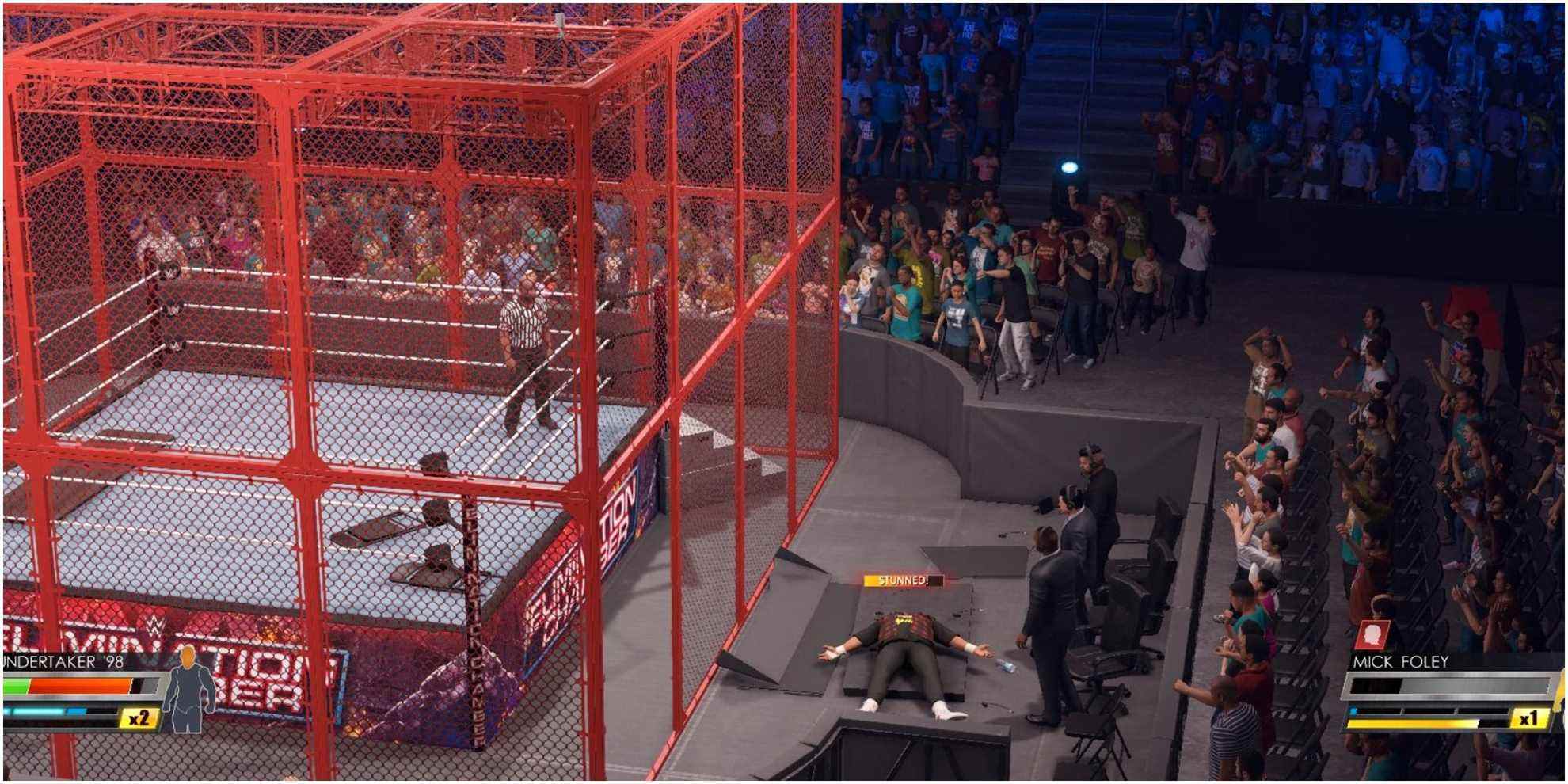 WWE 2k22 Foley à travers la table des annonceurs