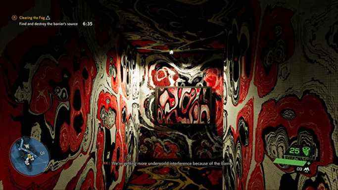 Un couloir d'appartement avec des œuvres d'art rouges, blanches et noires couvrant les murs de Ghostwire Tokyo