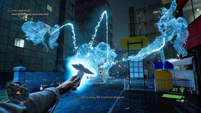 Le joueur utilise un objet katashiro pour absorber les âmes bleues des personnes perdues dans Ghostwire Tokyo