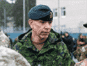 Le général Wayne Donald Eyre, chef d'état-major de la défense du Canada, lors d'une visite à la base militaire d'Adazi en Lettonie, le 8 mars 2022.