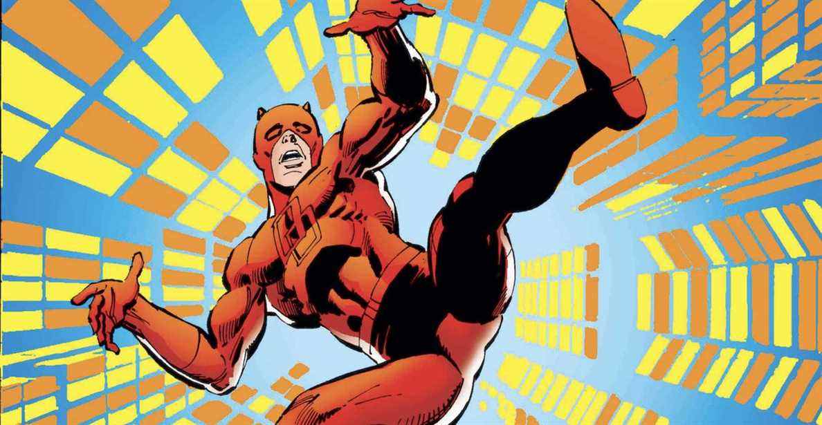 Daredevil tombe sans fin à travers une fosse de lumières de la ville sur la couverture de Daredevil # 186 (1982). 