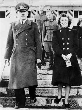 La principale pression de Vladimir Poutine, Alina Kabaeva, a été comparée à Mme Hitler, Eva Braun.  THE ASSOCIATED PRESS