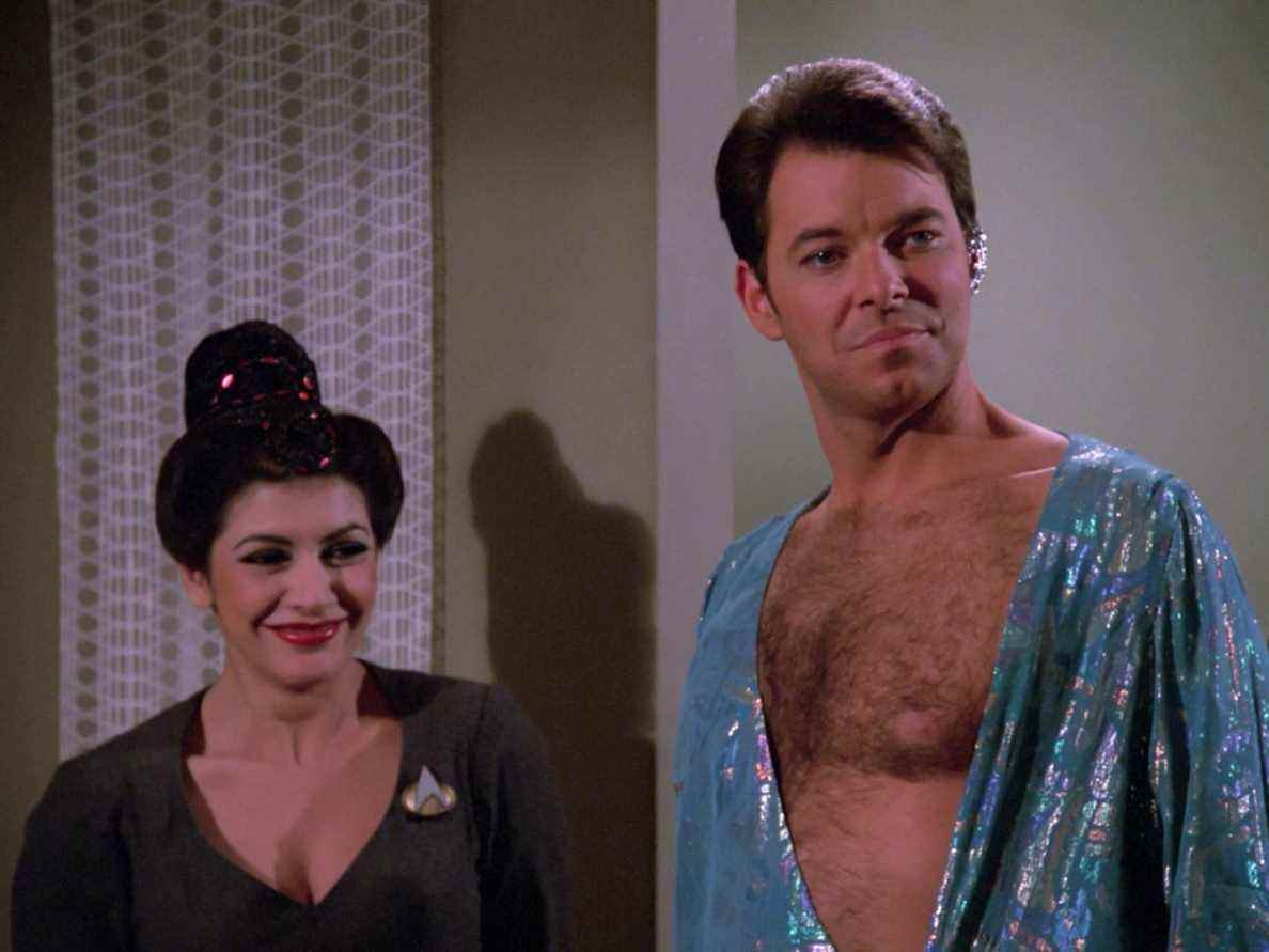 Riker porte une robe sexy 