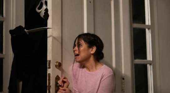 Jenna Ortega as Tara Carpenter screaming with Ghostface in Scream 2022