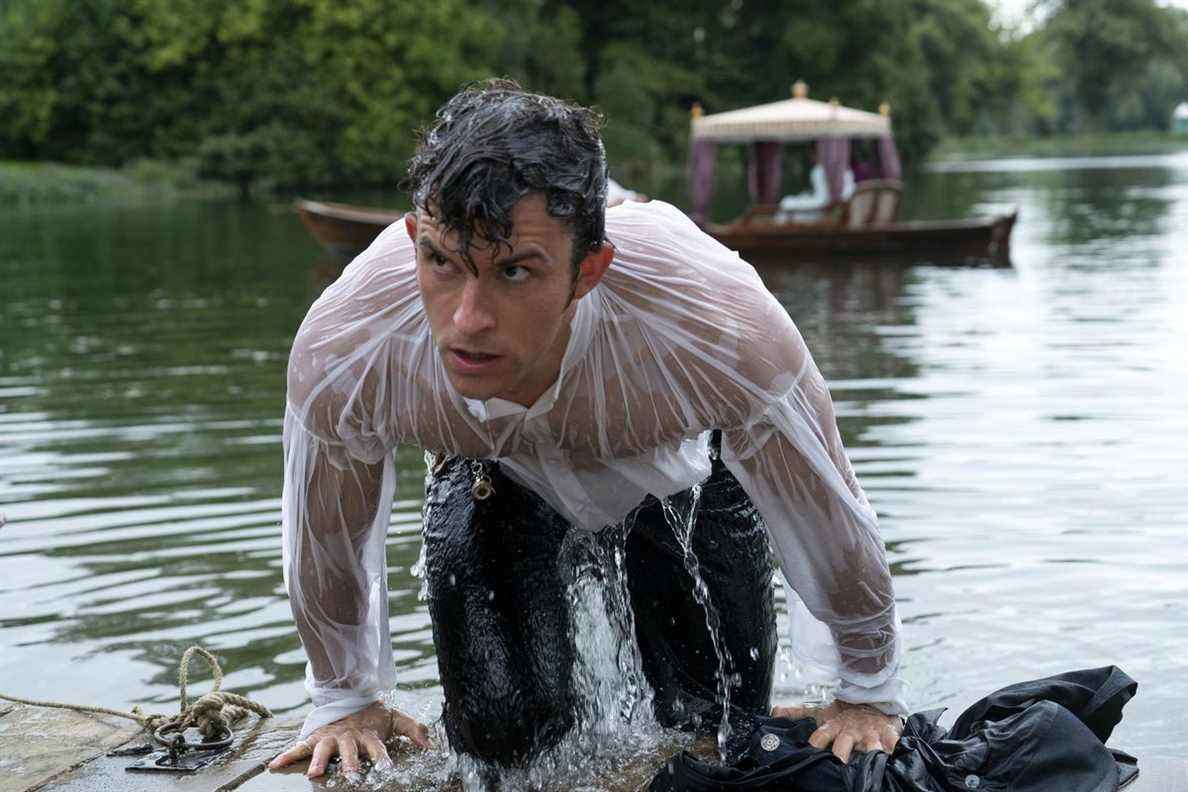 Anthony faisant un Mr. Darcy et sortant de l'eau en chemise trempée à Bridgerton