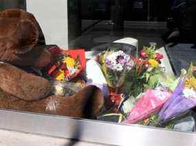 Un mémorial improvisé de fleurs et de lettres pour la victime poignardée Vanessa Ladouceur est vu à l'intérieur d'un immeuble commercial privé près du site de l'attaque de vendredi dernier le long de la 10e avenue SE.  22 mars 2022.