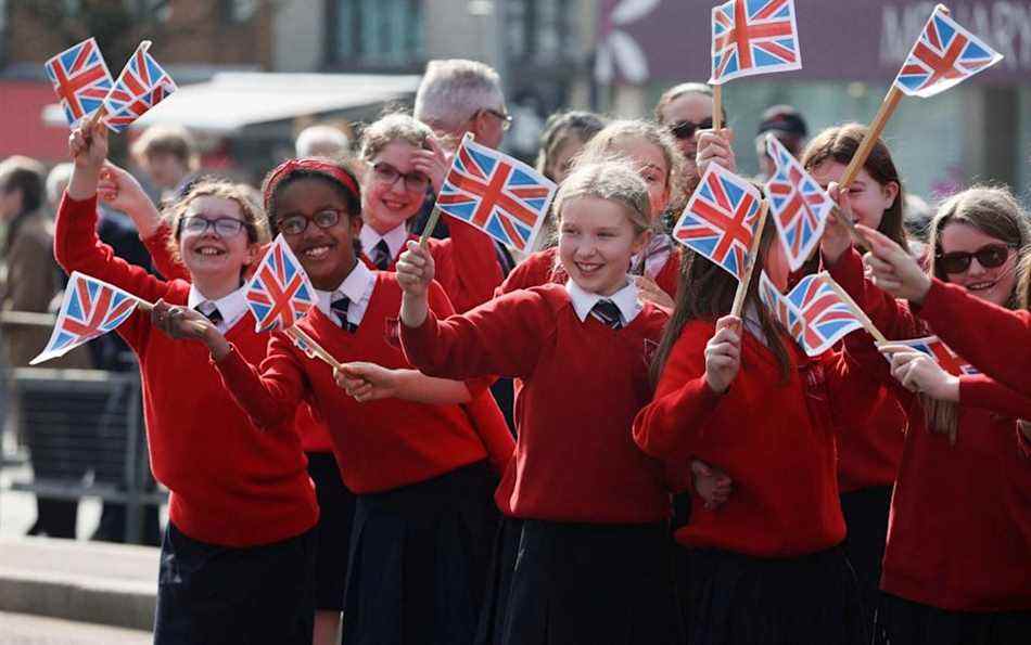 Les enfants de Cookstown se préparent à accueillir le prince Charles et Camilla, duchesse de Cornouailles - Russell Cheyne/Reuters