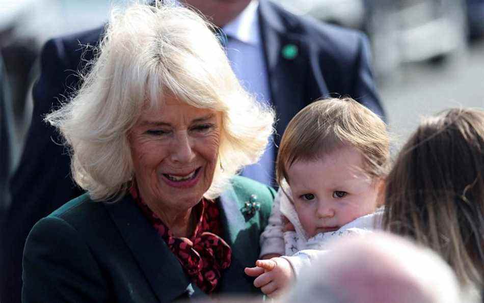 Camilla salue un petit enfant lors de sa promenade – Russell Cheyne/Reuters