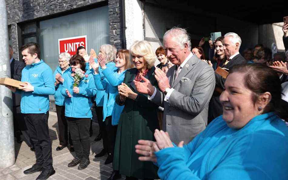 Le prince de Galles et la duchesse de Cornouailles assistent à un spectacle de danse devant le Superstars Cafe à Cookstown – Liam McBurney/PA