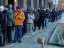 Des gens font la queue pour utiliser un distributeur automatique de billets à Saint-Pétersbourg, en Russie, le 27 février 2022.